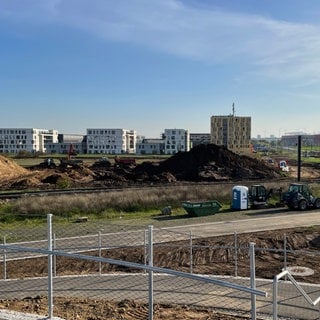 Hier, unweit der Universität, soll der Biotech-Campus in Mainz entstehen. Die Bauarbeiten haben nun begonnen.