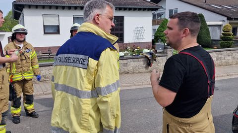 Notfallseelsorger betreuen die Ersthelfer nach dem schweren Arbeitsunfall mit einer Gartenfräse in Zornheim.