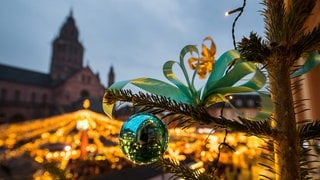 Ein festlich geschmückter Weihnachtsbaum strahlt bei der Eröffnung des Weihnachtsmarktes in Mainz. 