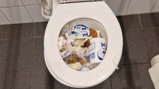 Viele öffentliche Toiletten in rheinhessischen Städten sind häufig geschlossen, weil sie verdreckt oder verstopft sind.