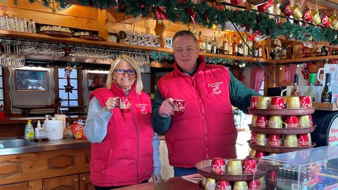 Auch Edgar Lehmann und seine Kollegin Ute Seip freuen sich auf die Besucherinnen und Besucher des Wormser Weihnachtsmarktes.