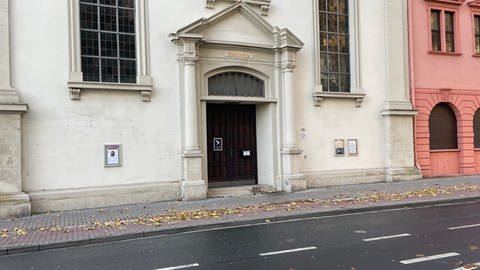 Die Friedrichskirche, gegen die ein Autofahrer in Worms gefahren ist, befindet sich in der Innenstadt direkt an einer Straße