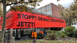 Auf einem Banner wird in Mainz aus Anlass des Orange Days gefordert, dass Gewalt an Frauen gestoppt wird