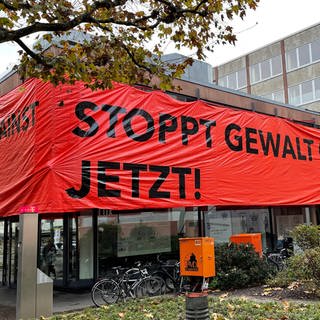 Auf einem Banner wird in Mainz aus Anlass des Orange Days gefordert, dass Gewalt an Frauen gestoppt wird