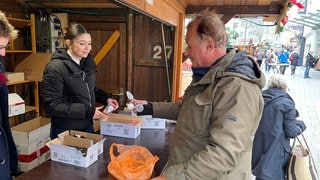 Bei einer Aktion in Worms konnten Menschen alte Glühirnen kostenlos gegen stromsparende LEDs eintauschen.