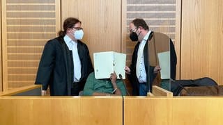 Der Angeklagte mit seinen Verteidigern am Mainzer Landgericht.