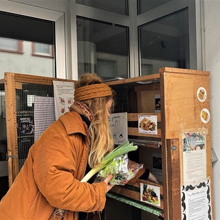 Natalie Nonnengießer ist seit Jahren in Mainz als Foodsaverin im Einsatz – das bedeutet, sie rettet Lebensmittel vor dem Müll. In ihrer Freizeit klappert sie Supermärkte und Bäckereien ab und holt die Lebensmittel ab. Ein Teil landet in den Fairteilern von Foodsharing.