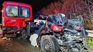 Zu sehen sind die Unfallwagen, acht Menschen sind bei einem Unfall auf der B41 bei Bad Sobernheim verletzt worden.