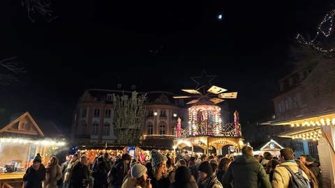 Auf dem Schillerplatz in Mainz kann auch Glühwein getrunken und etwas gegessen werden. Diese kleineren Märkte kommen auch gut an.