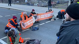 Klimaaktivisten blockierten am Freitagmorgen die Binger Straße in Mainz.