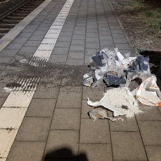 Neben einer Streusalz Kiste am Bahnhof in Guntersblum liegen aufgerissene Säcke mit Streugut.