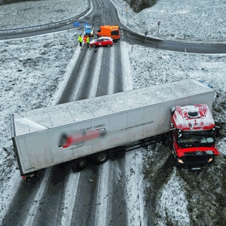 Ein Lkw ist bei Kirn ins Rutschen geraten und von der Straße abgekommen.