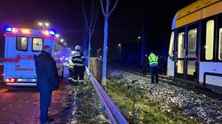 Nach einem Straßenbahnunfall in Mainz in der Nähe der Uni sind unter anderem Rettungskräfte der Johanniter und Polizei vor Ort. 