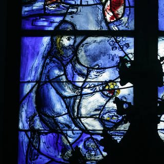 Ein Detail der von dem russischen Künstler Marc Chagall gestalteten Fenster im Ost-Chor der Kirche Sankt Stephan