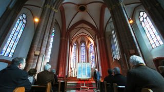 Er war Ehrenbürger der Stadt Mainz. Monsignore Klaus Mayer, spricht am 11.03.2015 bei einer Präsentation in der Stephanskirche in Mainz über die neben ihm stehenden Skizzen des französischen Malers Marc Chagall, die Vorlagen für die berühmten Fenster der Mainzer Stephanskirche. 