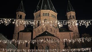 Der festlich beleuchtete Dom in Mainz in der Weihnachtszeit