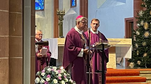 Bischof Kohlgraf hält eine Predigt beim Requiem für Monsignore Mayer in St. Stephan Mainz.