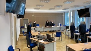 Die Richter und Schöffen betreten den Sitzungssaal am Landgericht Koblenz zum vorletzten Sitzungstag des Betrugsprozesses.