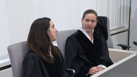 Oberstaatsanwältin Nicole Frohn (r.) mit ihrer Kollegin im Landgericht Bad Kreuznach beim Prozess um den Mord an der Tankstelle in Idar-Oberstein 