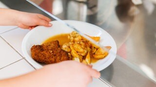 Die Stadt Wiesbaden hat einem Caterer gekündigt, der zehn Schulen versorgt hat.