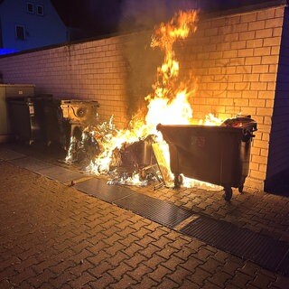 Die Flammen der Mülltonnen griffen auf das Haus über. 