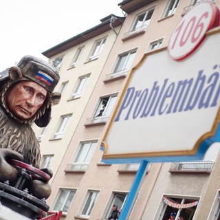 Beim Bau der Motivwagen für den Rosenmontagszug 2023 in Mainz gibt es Probleme, abgebildet ist ein alter Wagen mit dem Thema "Putin - Der Problembär"