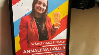 Annalena Boller hält in Mainz einen Fastnachtsvortrag, in dem sie sich als Oberbürgermeisterin bewirbt.