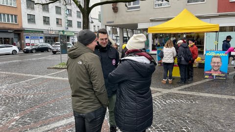 FDP-Kandidat Marc Engelmann im Gespräch mit potenziellen Wählern.