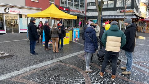 Der Wahlkampfstand des FDP-Kandidaten Marc Engelmann auf dem Mainzer Neubrunnenplatz.