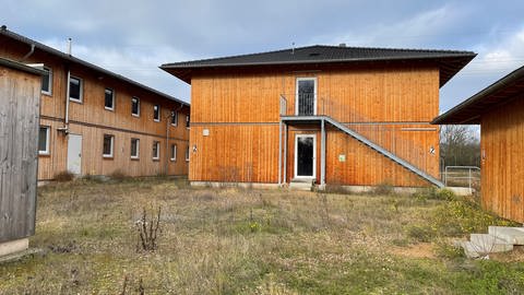 Nachdem sie jahrelang leer standen, wurden die Holzhäuser in Ingelheim im April 2022 wieder neu eingerichtet.