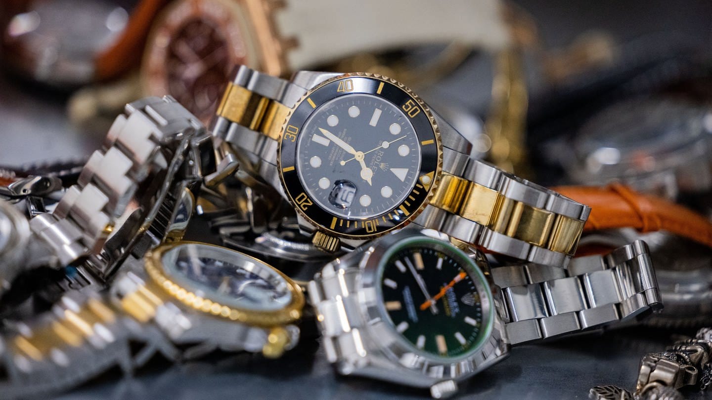 Drei Angeklagte vor dem Landgericht Mainz sollen bei ihren Einbrüchen und anderem Uhren der Marke Rolex erbeutet haben.