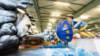 "Scharfer Ostwind": EU-Kommissionspräsidentin von der Leyen hält mit EU-Regenschirm Putins kaltem Atem stand.
