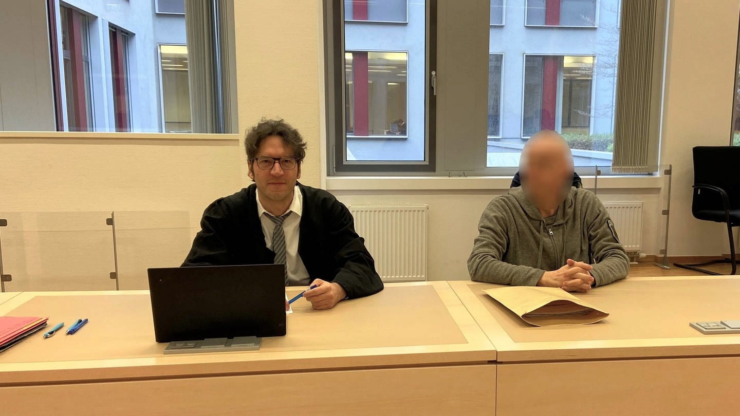 Ein Anwalt sitzt neben einem Angeklagten, der zwei Jahre in einem Luxushotel in Wiesbaden gewohnt hat, ohne die Rechnung zu bezahlen