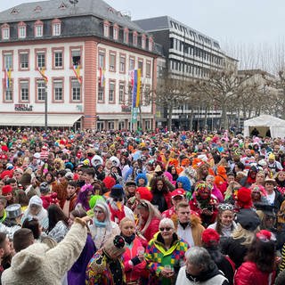 Mehrere Tausend Närrinnen und Narren sind auf dem Schillerplatz in Mainz
