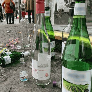 Leere Weinflaschen und Schnapsfläschchen aus Glas liegen in Mainz an Weiberfastnacht auf dem Gehweg. Auf der Partymeile LU und auf dem Schillerplatz herrscht Glasverbot. Nun streikt die Muellabfuhr während der Fastnachtstage.