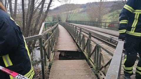 Eine Reiterin ist auf einer Draisinenbrücke über den Glan durch morsche Planken gebrochen und hat sich schwer verletzt.