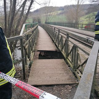 Eine Reiterin ist auf einer Draisinenbrücke über den Glan durch morsche Planken gebrochen und hat sich schwer verletzt.