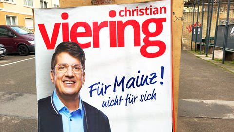 Christian Viering wirbt auf seinem Plakat für die Stichwahl zum OB in Mainz.