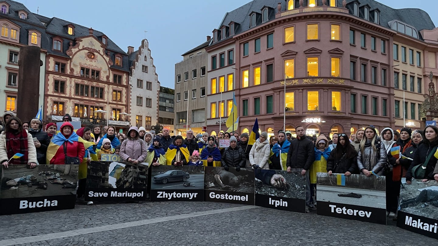 Mehrer hundert Menschen gedenken in Mainz der Toten des Ukraine-Kriegs.