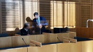 Der Angeklagte mit seinem Verteidiger im Wormser Raserprozess vor dem Mainzer Landgericht