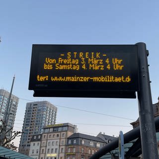 Eine Anzeigentafel am Bahnhofsvorplatz am Mainzer Hauptbahnhof kündigt den Streik im ÖPNV am 3. März an