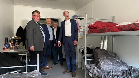 Staatssekretär David Profit (li.) besichtigte unter anderem mit dem Landrat des Kreises Neuwied, Achim Hallerbach (mi.) das Containerdorf in Bad Hönningen.