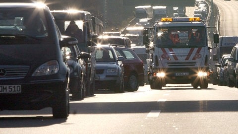 Ein Abschleppwagen fährt auf der Autobahn durch eine Rettungsgasse