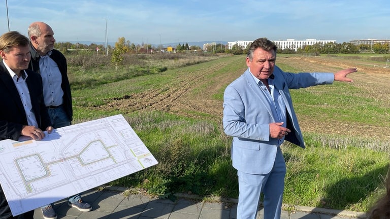 Günter Beck (Grüne) erklärt während einer Pressekonferenz die zukünftige Erschliessung des Biotech-Geländes an der Saarstraße in Mainz.