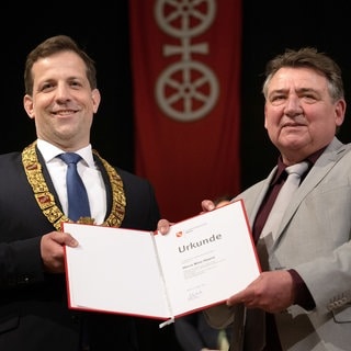 Nino Haase (l.) erhält von Günter Beck die Ernennungsurkunde zum Oberbürgermeister von Mainz