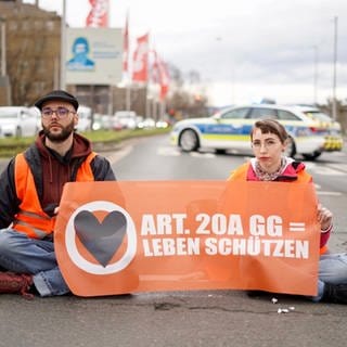 Festgeklebte Klimaaktivisten haben die Theodor-Heuss-Brücke in Mainz blockiert.