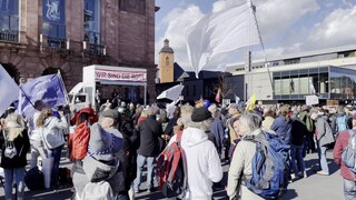 Demonstranten auf dem Mainzer Gutenbergplatz