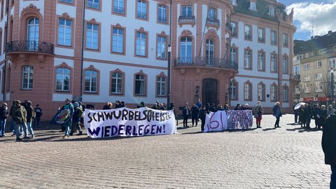 Gegendemonstranten auf dem Mainzer Schillerplatz