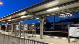 Am Montagmorgen die BUssteige am Kreisel in Mainz-Kastel leer. Viele Menschen hatten sich auf den Warnstreik eingerichtet. 