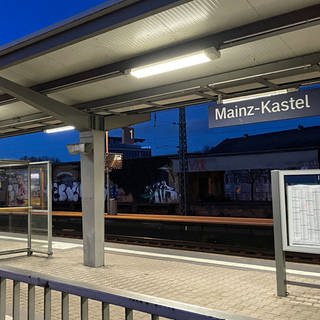 Am Montagmorgen die BUssteige am Kreisel in Mainz-Kastel leer. Viele Menschen hatten sich auf den Warnstreik eingerichtet. 